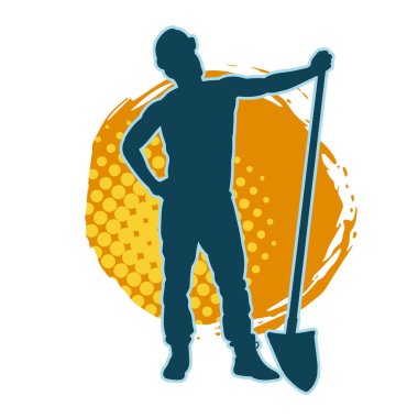 Kürek taşıyan bir işçinin silüeti. Bir işçinin hareket halindeki silueti kürek aracı kullanarak poz verir.