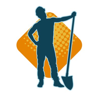 Kürek taşıyan bir işçinin silüeti. Bir işçinin hareket halindeki silueti kürek aracı kullanarak poz verir.