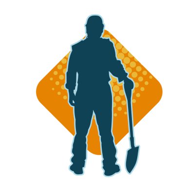 Kürek taşıyan bir erkek işçinin silüeti. Kürek taşıyan bir bahçıvanın silueti..