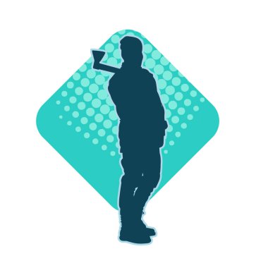 Balta taşıyan bir adamın silüeti. Balta taşıyan erkek bir oduncunun silueti..