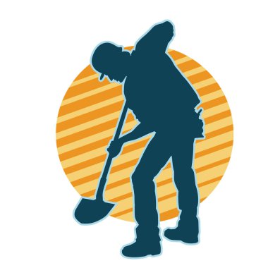Kürek taşıyan bir işçinin silüeti. Bir işçinin hareket halindeki silueti kürek aracı kullanarak poz verir.