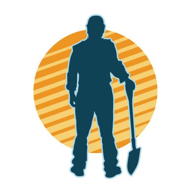 Kürek taşıyan bir işçinin silüeti. Bir işçinin hareket halindeki silueti kürek aracı kullanarak poz verir.