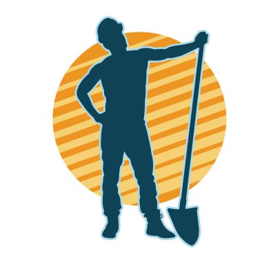 Kürek taşıyan bir işçinin silüeti. Bir işçinin hareket halindeki silueti kürek aracı kullanarak poz verir.