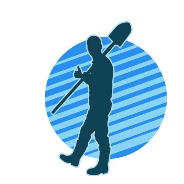 Kürek taşıyan bir erkek işçinin silüeti. Kürek taşıyan bir bahçıvanın silueti..