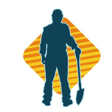 Kürek taşıyan bir işçinin silüeti. Bir işçinin hareket halindeki silueti kürek aracı kullanarak poz verir.