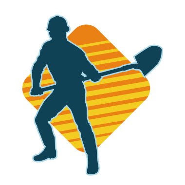 Kürek taşıyan bir işçinin silüeti. Bir işçinin hareket halindeki silueti kürek aracı kullanarak poz verir.