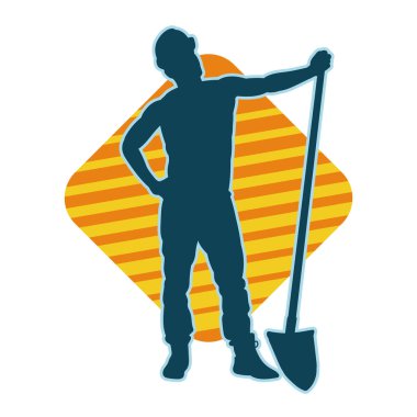 Kürek taşıyan bir işçinin silüeti. Bir işçinin hareket halindeki silueti kürek aracı kullanarak poz verir.