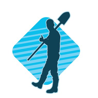 Kürek taşıyan bir işçinin silüeti. Bir işçinin hareket halindeki silueti kürek aracı kullanarak poz verir.