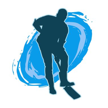 Kürek taşıyan bir işçinin silüeti. Bir işçinin hareket halindeki silueti kürek aracı kullanarak poz verir.