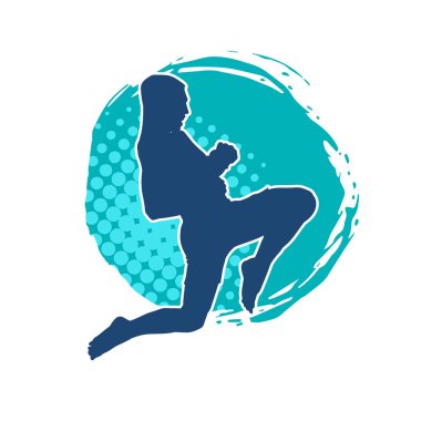 Hareketli erkek kickboksör atletinin silueti. Tekme atan bir adamın silueti..