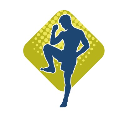 Hareketli erkek kickboksör atletinin silueti. Tekme atan bir adamın silueti..