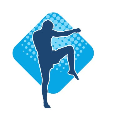 Hareketli erkek kickboksör atletinin silueti. Tekme atan bir adamın silueti..