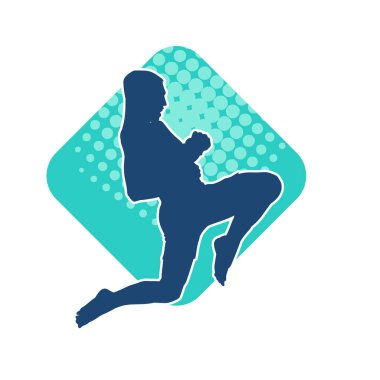 Hareketli erkek kickboksör atletinin silueti. Tekme atan bir adamın silueti..