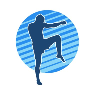 Hareketli erkek kickboksör atletinin silueti. Tekme atan bir adamın silueti..