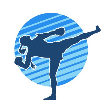 Hareketli erkek kickboksör atletinin silueti. Tekme atan bir adamın silueti..