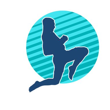 Hareketli erkek kickboksör atletinin silueti. Tekme atan bir adamın silueti..