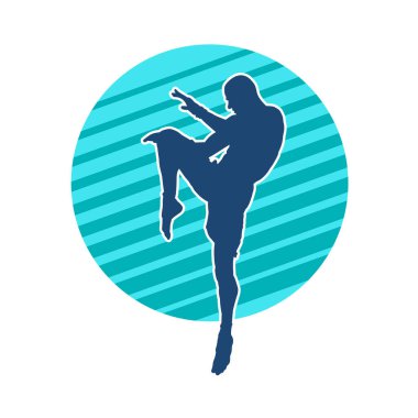 Hareketli erkek kickboksör atletinin silueti. Tekme atan bir adamın silueti..