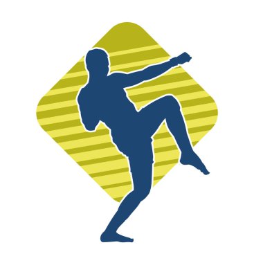 Hareketli erkek kickboksör atletinin silueti. Tekme atan bir adamın silueti..