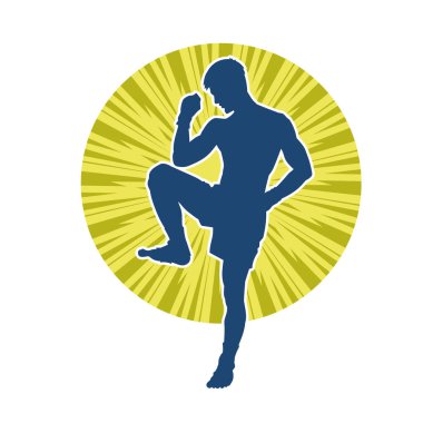 Hareketli erkek kickboksör atletinin silueti. Tekme atan bir adamın silueti..