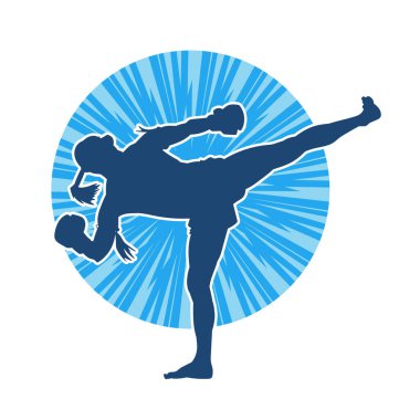 Hareketli erkek kickboksör atletinin silueti. Tekme atan bir adamın silueti..