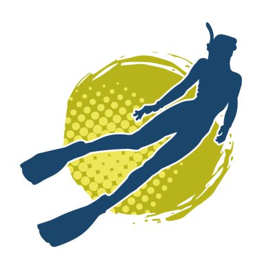 Suyun altında yüzen bir kadının silueti. Yüzen bir kadın dalgıcın silüeti..