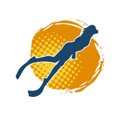 Suyun altında yüzen bir kadının silueti. Yüzen bir kadın dalgıcın silüeti..