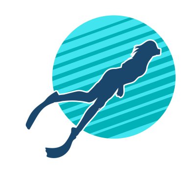 Suyun altında yüzen bir kadının silueti. Yüzen bir kadın dalgıcın silüeti..