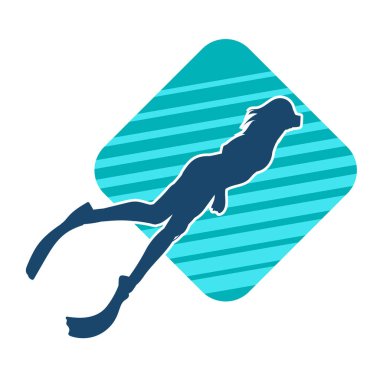 Suyun altında yüzen bir kadının silueti. Yüzen bir kadın dalgıcın silüeti..