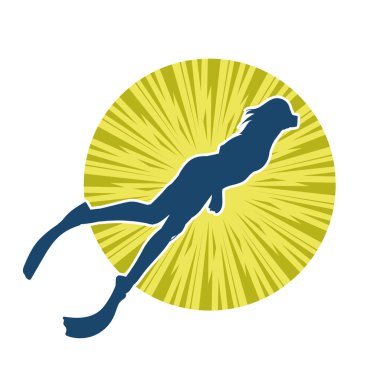 Suyun altında yüzen bir kadının silueti. Yüzen bir kadın dalgıcın silüeti..