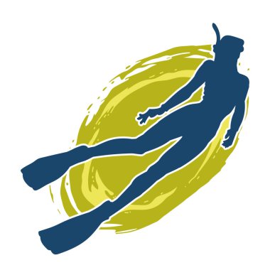 Suyun altında yüzen bir kadının silueti. Yüzen bir kadın dalgıcın silüeti..