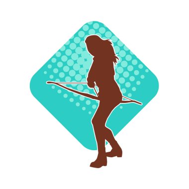 Dişi okçu bir dövüşçünün silueti ok ve yayla pozisyonunu alıyor..