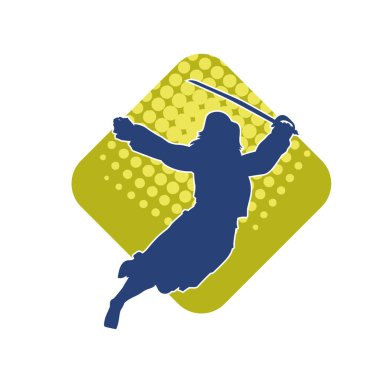 Bir kadın dövüşçünün silueti kılıç taşırken poz veriyor..