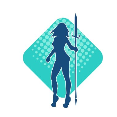 Kadın bir savaşçının silueti mızrakla poz veriyor. Mızrak taşıyan bir kadın dövüşçünün silueti..