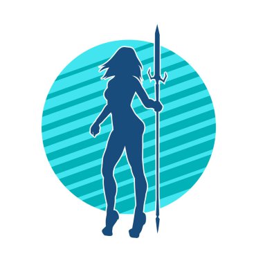 Kadın bir savaşçının silueti mızrakla poz veriyor. Mızrak taşıyan bir kadın dövüşçünün silueti..