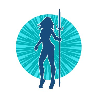 Kadın bir savaşçının silueti mızrakla poz veriyor. Mızrak taşıyan bir kadın dövüşçünün silueti..