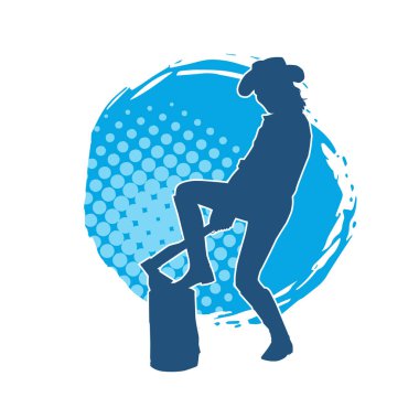 Kovboy şapkası takan, balta ya da balta taşıyan bir kadının silüeti. Dişi kovboy bir oduncunun silueti baltayla poz veriyor..