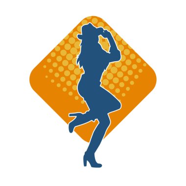 Çekici pozlarda kovboy kız kostümü giyen zayıf bir kadın modelin silueti. Ayakta duran bir kovboy kızın silueti..