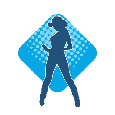 Çekici pozlarda kovboy kız kostümü giyen zayıf bir kadın modelin silueti. Ayakta duran bir kovboy kızın silueti..