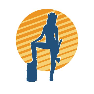 Kovboy şapkası takan, balta ya da balta taşıyan bir kadının silüeti. Dişi kovboy bir oduncunun silueti baltayla poz veriyor..