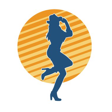 Çekici pozlarda kovboy kız kostümü giyen zayıf bir kadın modelin silueti. Ayakta duran bir kovboy kızın silueti..