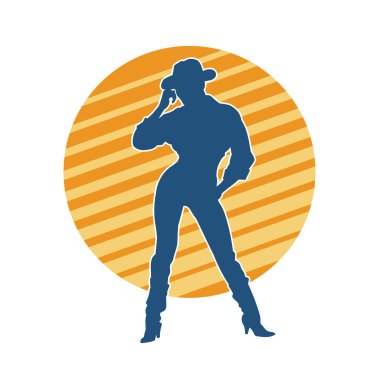 Çekici pozlarda kovboy kız kostümü giyen zayıf bir kadın modelin silueti. Ayakta duran bir kovboy kızın silueti..