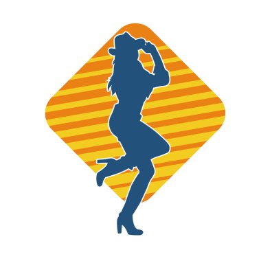 Çekici pozlarda kovboy kız kostümü giyen zayıf bir kadın modelin silueti. Ayakta duran bir kovboy kızın silueti..