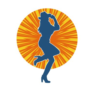 Çekici pozlarda kovboy kız kostümü giyen zayıf bir kadın modelin silueti. Ayakta duran bir kovboy kızın silueti..