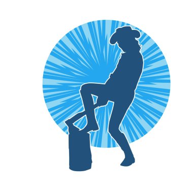 Kovboy şapkası takan, balta ya da balta taşıyan bir kadının silüeti. Dişi kovboy bir oduncunun silueti baltayla poz veriyor..