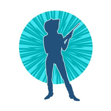 Kovboy kız kostümü giymiş siluet bir kadın tüfekle poz veriyor. Uzun namlulu ateşli silah taşıyan bir dişi kovboyun silueti..