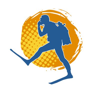 Yüzen bir erkek dalgıcın silueti su altında poz veriyor. Hareket halindeki bir adamın silueti dalış sporu yapıyor..