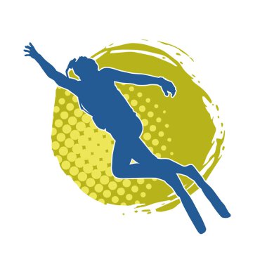 Yüzen bir erkek dalgıcın silueti su altında poz veriyor. Hareket halindeki bir adamın silueti dalış sporu yapıyor..