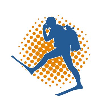 Yüzen bir erkek dalgıcın silueti su altında poz veriyor. Hareket halindeki bir adamın silueti dalış sporu yapıyor..