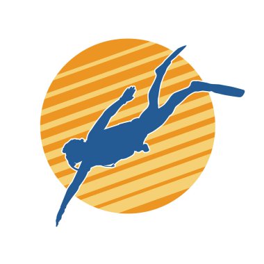 Yüzen bir erkek dalgıcın silueti su altında poz veriyor. Hareket halindeki bir adamın silueti dalış sporu yapıyor..