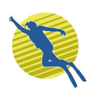 Yüzen bir erkek dalgıcın silueti su altında poz veriyor. Hareket halindeki bir adamın silueti dalış sporu yapıyor..